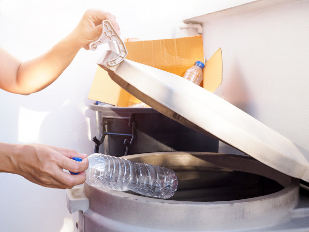 Jednorazowe plastikowe butelki z woda do recyklingu w koszu segregacja odpadow w domu 43520 333